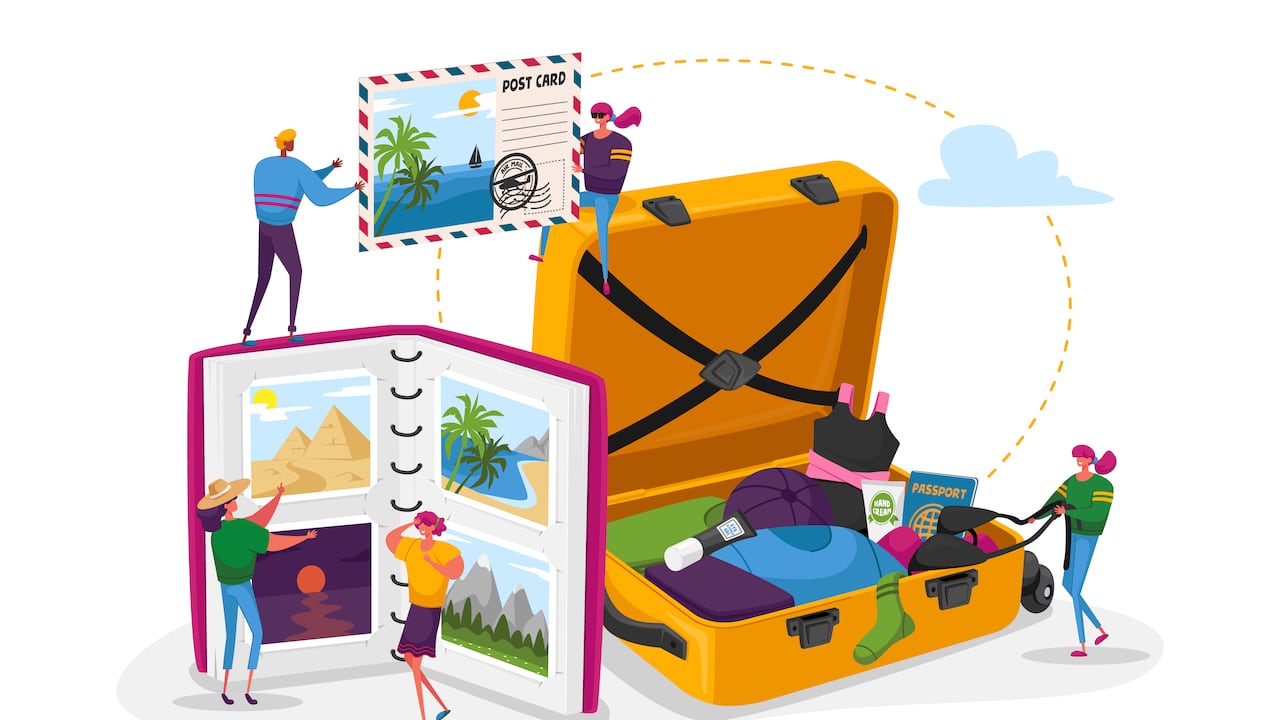 Jóvenes después de vacaciones concepto de tiempo libre. Pequeños personajes, hombres y mujeres, viendo álbumes de fotos, ropa para llevar y recuerdos de la maleta. Memoria, Fotografía, Viaje. Ilustración vectorial de dibujos animados