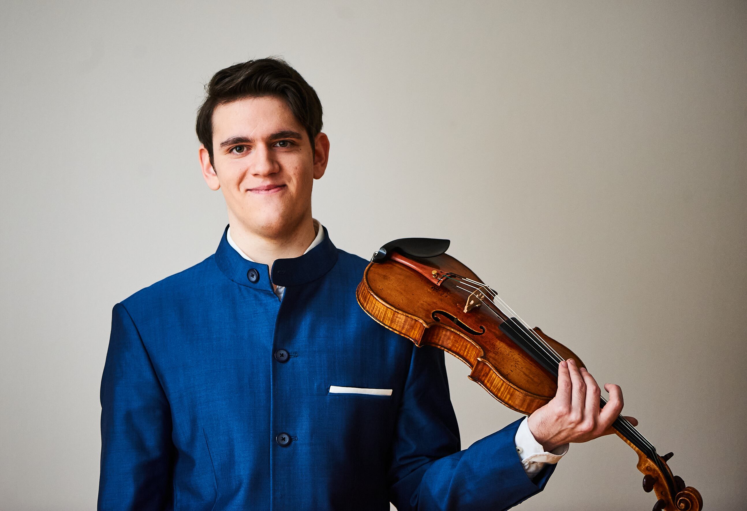 DeSuecia, con su violín, competirá Lorenz Gottfried Karls.