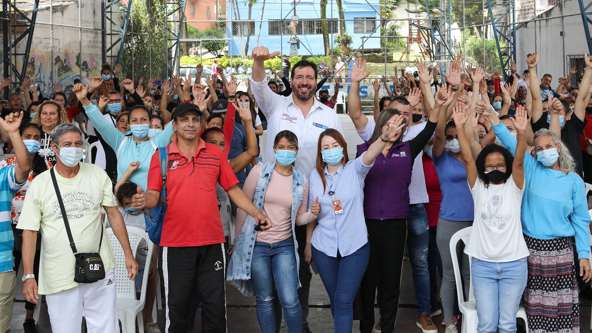 Pierre García, director de Prosperidad Social (e) con beneficiarios de inversiones sociales en los últimos años.