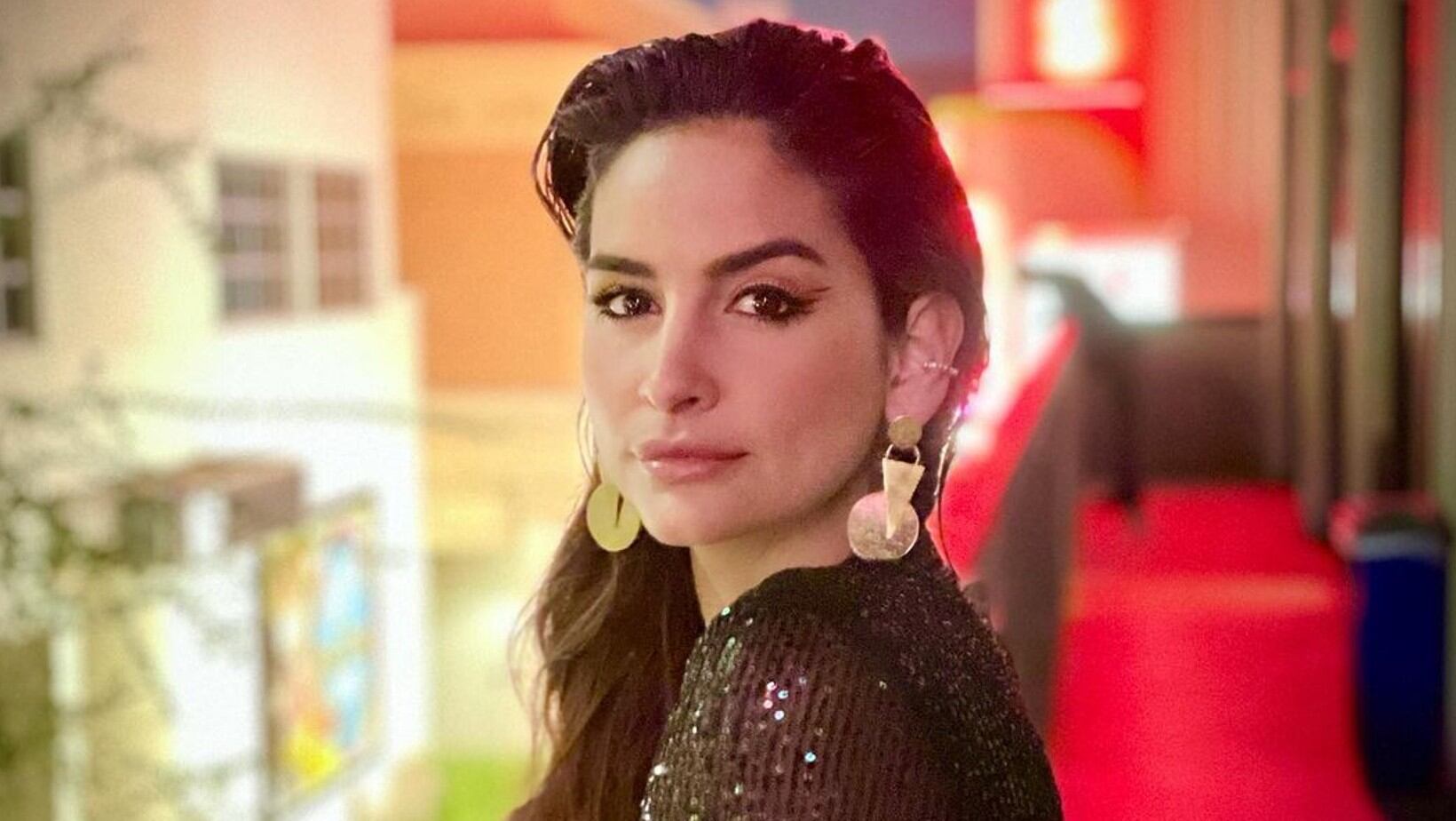 Protagonista de 'Enfermeras' sorprende a sus seguidores con sugestivo vestido rojo