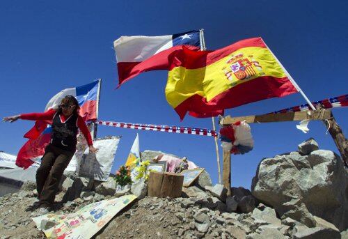 Elisabeth Segovia, hermana del minero atrapado Darío Segovia, camina junto a las banderas nacionales de España y Chile, en el campamento Esperanza, en la mina San José, cerca a Copiapó (Chile). Estimaciones indican que los mineros atrapados posiblemente pasarán las festividades de diciembre, todavía atrapados bajo la tierra, pues los trabajos de rescate han presentado serias demoras.