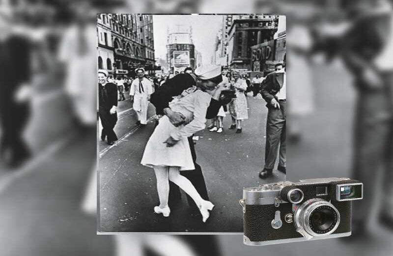 Alfred Eisenstaedt utilizó una Leica de 35 milímetros para fotografiar ‘El beso’ (1945).