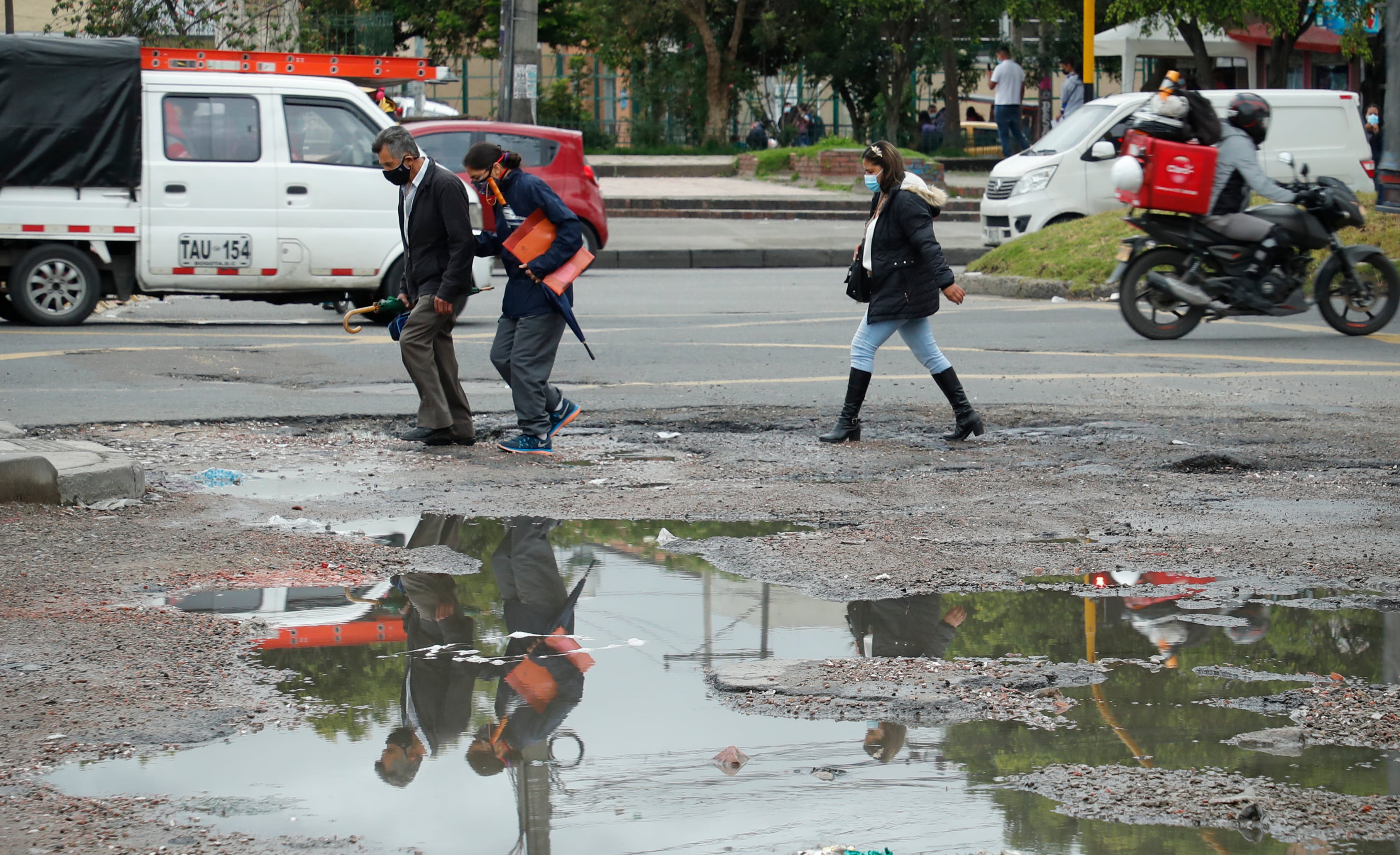 Deterioro de la malla vial en Bogotá
huecos en las vías sur de Bogotá 
Bogota julio 27 del 2021
Foto Guillermo Torres Reina / Semana