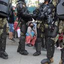 Familiares de reclusos esperan noticias afuera de la penitenciaría del Litoral en Guayaquil, Ecuador, el jueves 30 de septiembre de 2021. (AP Foto/José Sánchez)