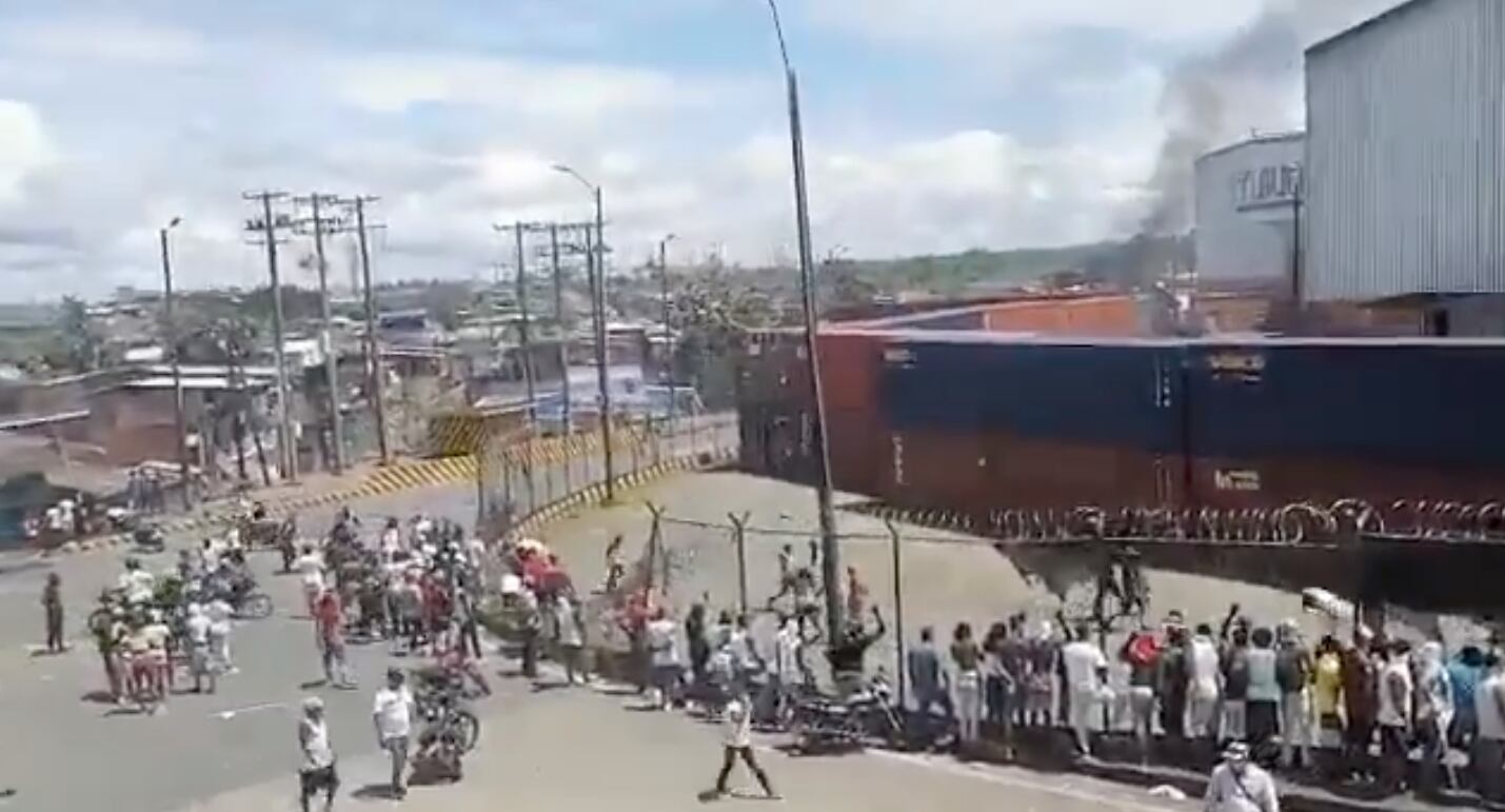 Los saqueos se han extendido a las bodegas del Puerto de la Ciudad.