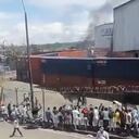 Los saqueos se han extendido a las bodegas del Puerto de la Ciudad.