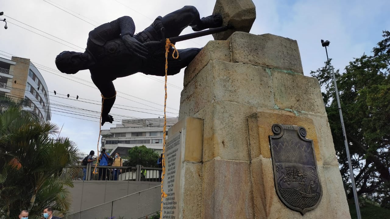 Derriban estatua de Sebastián de Belálcazar en Cali