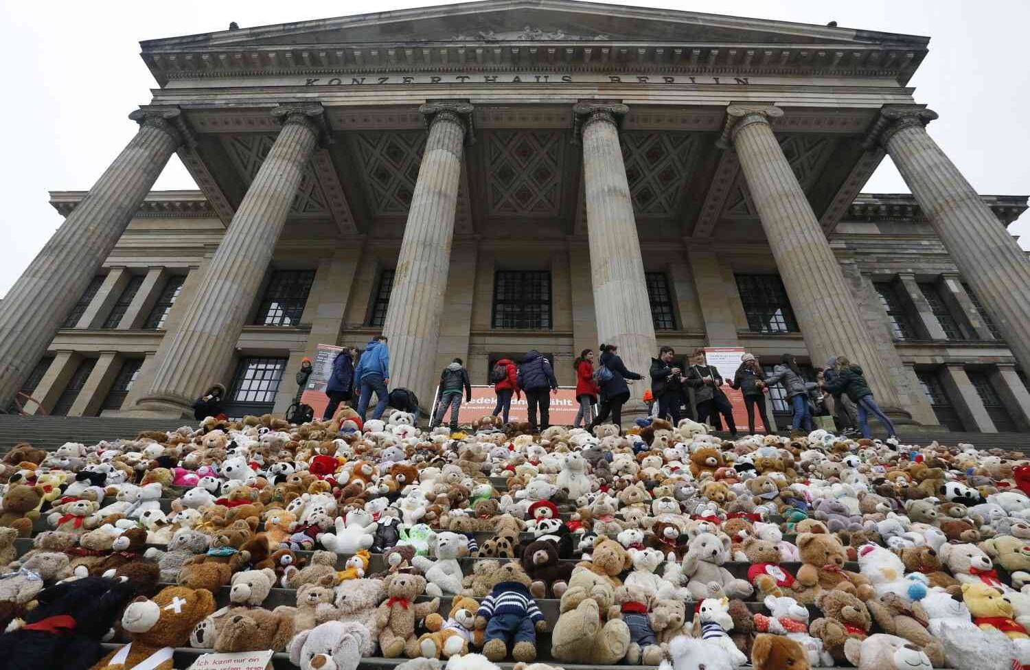 Osos de peluche se ven en las escaleras de la sala de conciertos durante la "Acción del oso de peluche" “Más allá de la supervivencia", organizado por la World Vision, en Berlín, Alemania por los niños sirios. World Vision tiene como objetivo llamar la atención sobre los niños sirios que sufren la guerra. (Agencia Anadolu)