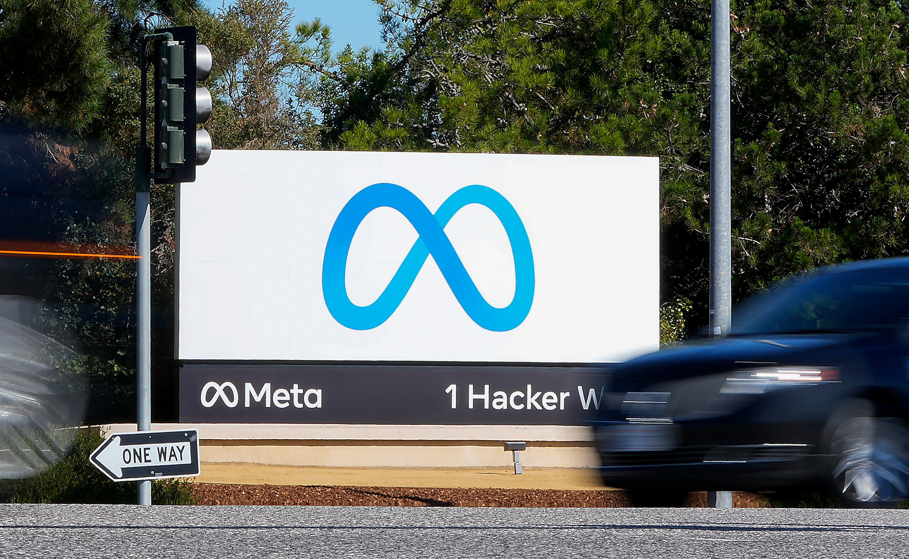Un automóvil pasa por el logotipo Meta, de Facebook, en un letrero ubicado en la sede de la compañía, el 28 de octubre de 2021, en Menlo Park, California