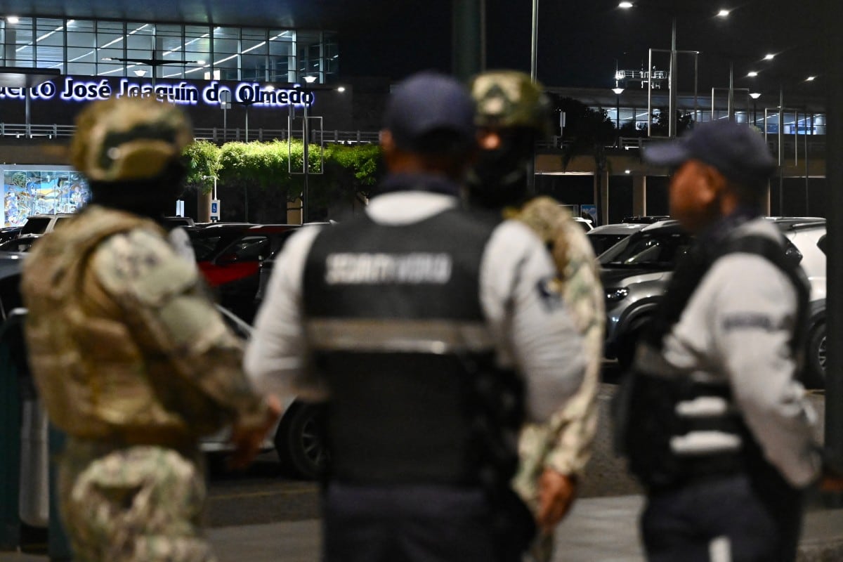 Miembros del ejército y de la seguridad del aeropuerto custodian el exterior de la zona de llegadas internacionales tras el abatido a tiros de un líder de una banda criminal