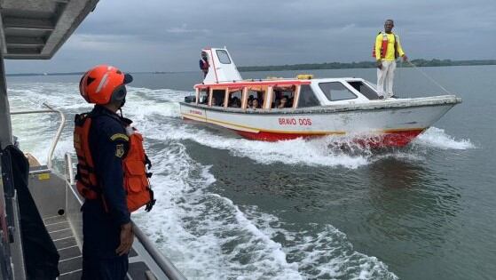 La embarcación fue escoltada hasta las instalaciones de la Armada de Colombia en Buenaventura donde los extranjeros fueron puestos a disposición de Migración Colombia.