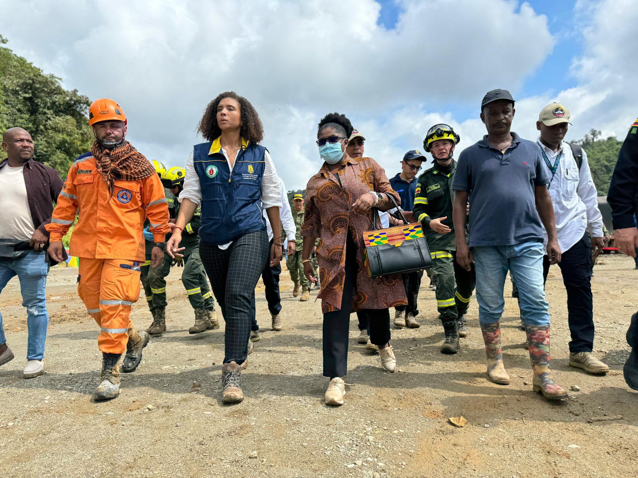 Los esfuerzos se centran en la necesidad de recuperar a las personas que se encuentran bajo las toneladas de tierra y las cuales, hasta el momento y según la propia comunidad, serían ocho, cifra que podría aumentar con el paso de las horas y que incrementaría el número de víctimas mortales tras la tragedia.