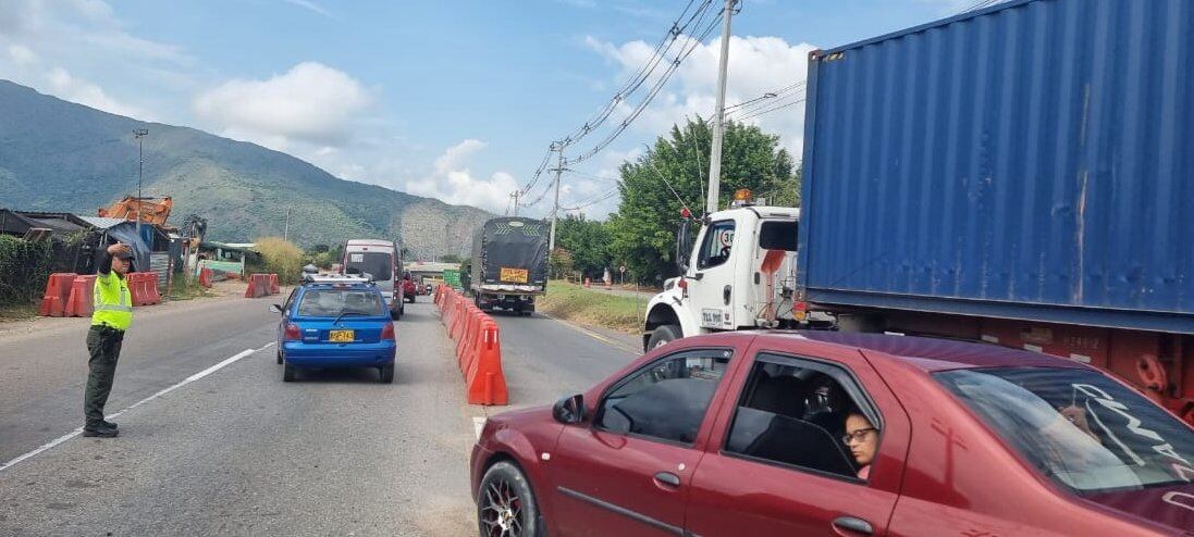 La Policía Nacional ateniendo el tráfico en la vía Bogotá - Girardot.