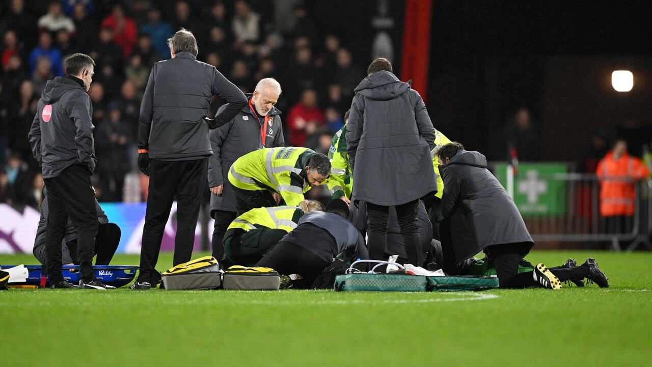 BOURNEMOUTH, ENGLAND - DECEMBER 16: Tom Lockyer of Luton Town (obscured) receives medical treatment after collapsing during the Premier League match between AFC Bournemouth and Luton Town at Vitality Stadium on December 16, 2023 in Bournemouth, England. (Photo by Mike Hewitt/Getty Images)