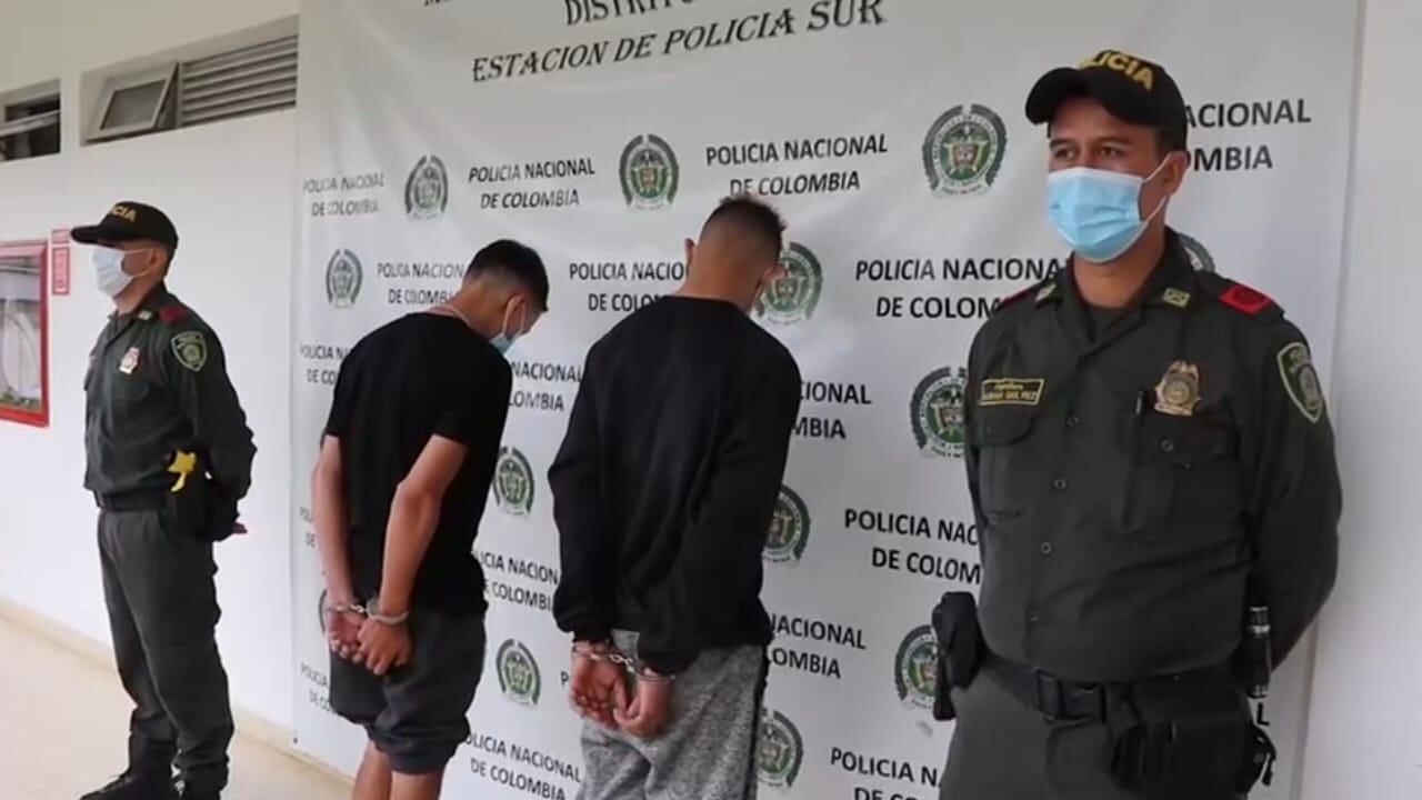 Los dos hombres fueron capturados luego de robarle el celular a una mujer.