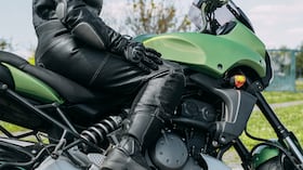 Elementos de protección como rodilleras, coderas y espalderas están diseñados para absorber impactos y mejorar la seguridad del motociclista.