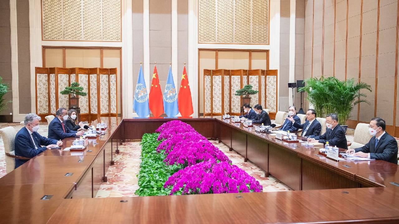 El director de la OMS y el primer ministro de China hablaron sobre el esfuerzo para vacunar este año al 70% de todas las poblaciones. Foto: Twitter @DrTedros.
