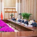 El director de la OMS y el primer ministro de China hablaron sobre el esfuerzo para vacunar este año al 70% de todas las poblaciones. Foto: Twitter @DrTedros.