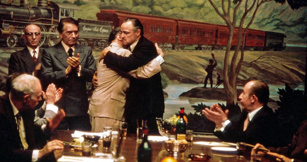    El padrino consagró como actor a Al Pacino, quien hizo el papel de Michael, el menor de los Corleone. El éxito de la saga radica en que se adentra en profundidad en una familia mafiosa italoamericana. 