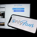 El logotipo de OnlyFans que se muestra en la pantalla de un teléfono y un sitio web en el fondo se ven en esta foto de ilustración tomada en Cracovia, Polonia, el 27 de abril de 2021. (Ilustración fotográfica de Jakub Porzycki / NurPhoto a través de Getty Images)