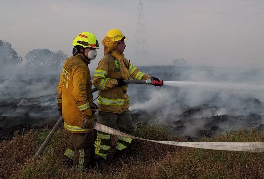 En la tarde de este martes, los capitalinos reportaron una nube de humo que incluso impidió ver los cerros orientales.