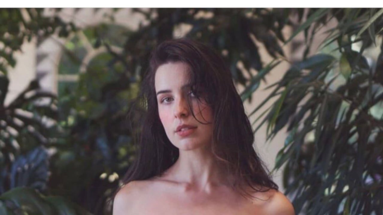 “Tengo cuidado de no usar jabón en mis axilas, porque eso parece aumentar el olor; por lo general, froto con fuerza con un paño húmedo y luego me pongo desodorante", dice la modelo.