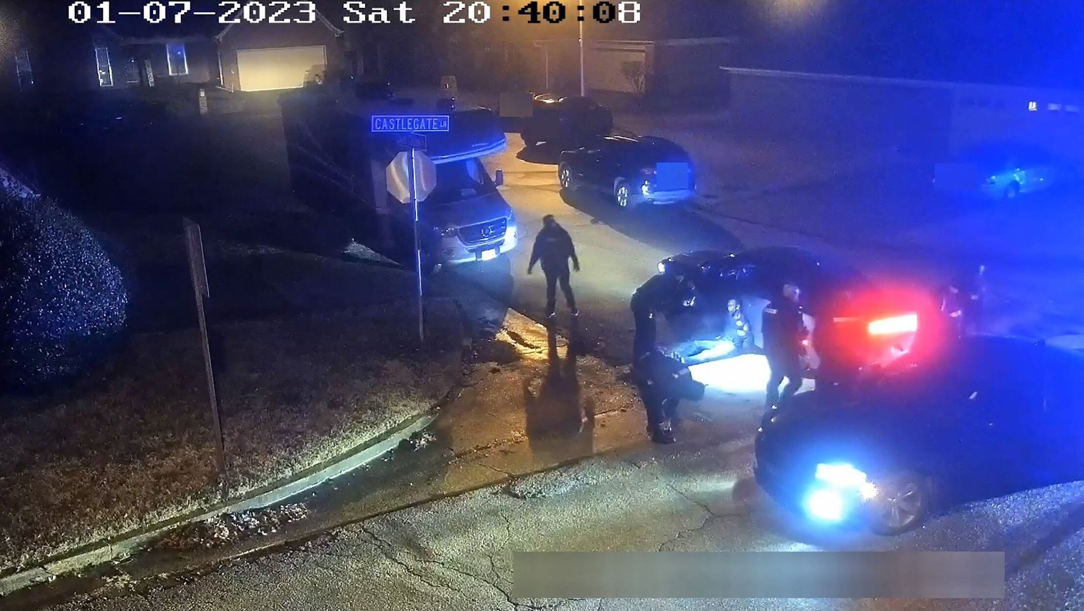 Esta imagen fija de un video de una cámara de seguridad muestra a Tyre Nichols en el suelo rodeado de policías, en Memphis, Tennessee.