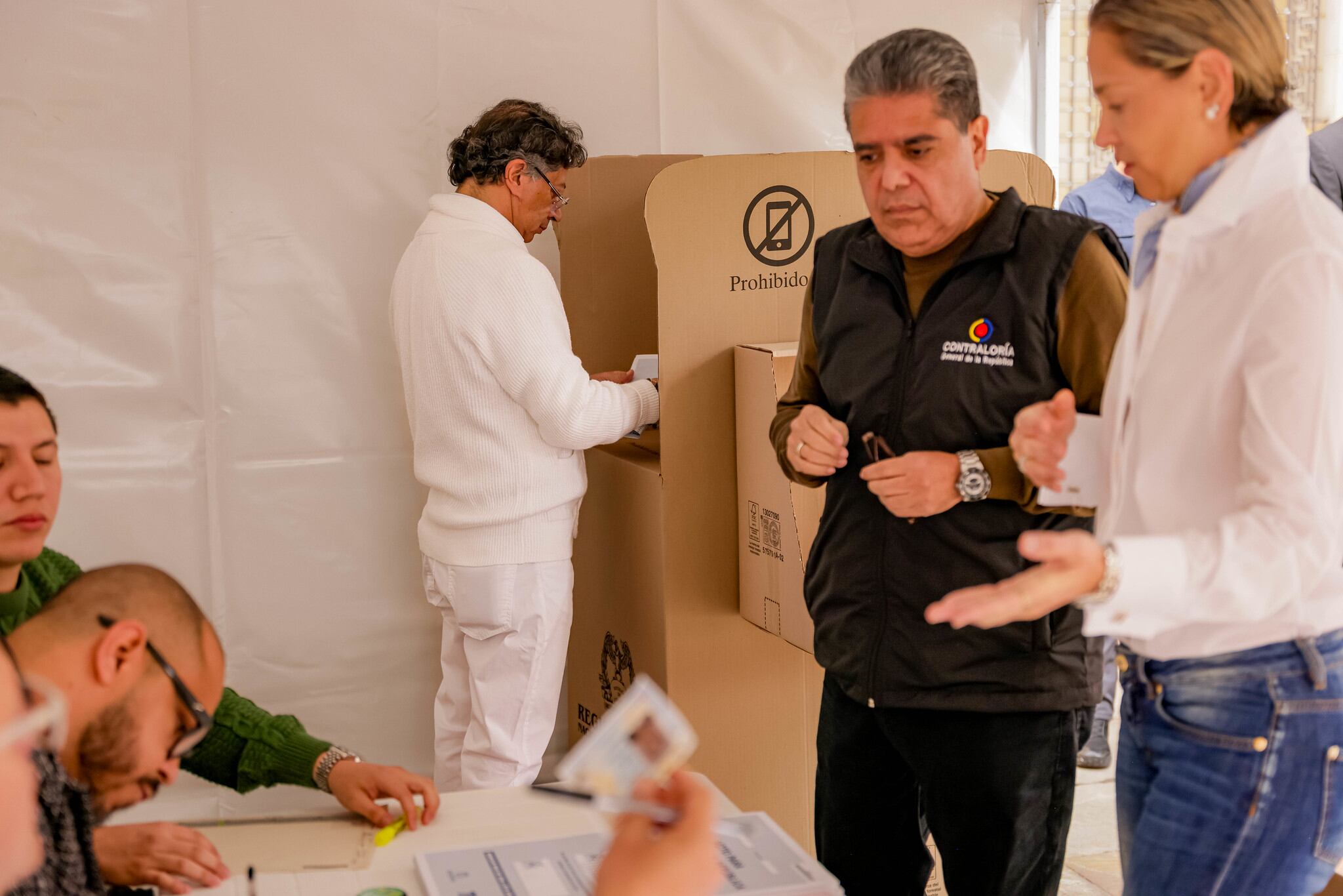 Verónica Alcocer, en Bogotá, durante las elecciones del 8 de marzo de 2026. Aquí, acompañando al presidente, Gustavo Petro, a abrir la jornada electoral