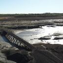 Vista aérea que muestra un puente que emergió debajo del embalse Paso Severino en medio de una severa sequía en Florida, Uruguay, el 28 de junio de 2023.