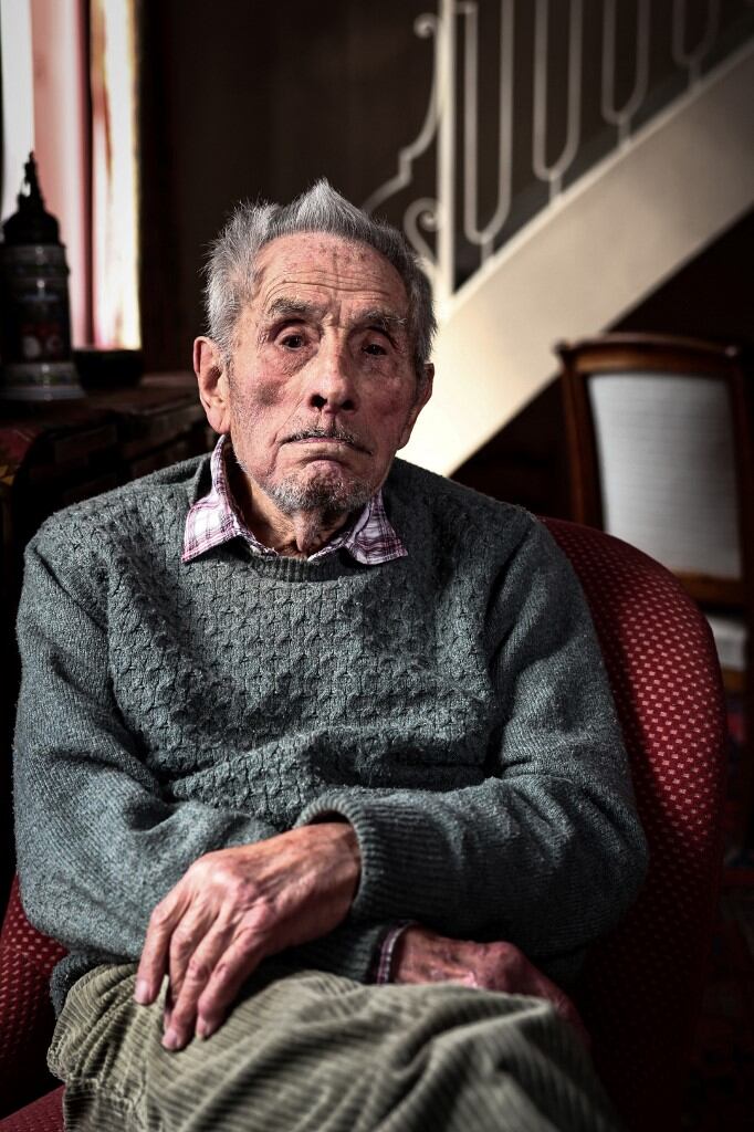 El periodista francés Jacques Moalic, de 102 años, posa para un retrato en su apartamento de París el 13 de marzo de 2025. Moalic, ex jefe de noticias generales de la Agence France Presse (AFP), tiene vívidos recuerdos de la liberación del campo de concentración de Buchenwald y relata sus últimos meses en cautiverio y la llegada de los soldados estadounidenses el 11 de abril de 1945. (Foto de Thibaud MORITZ / AFP)