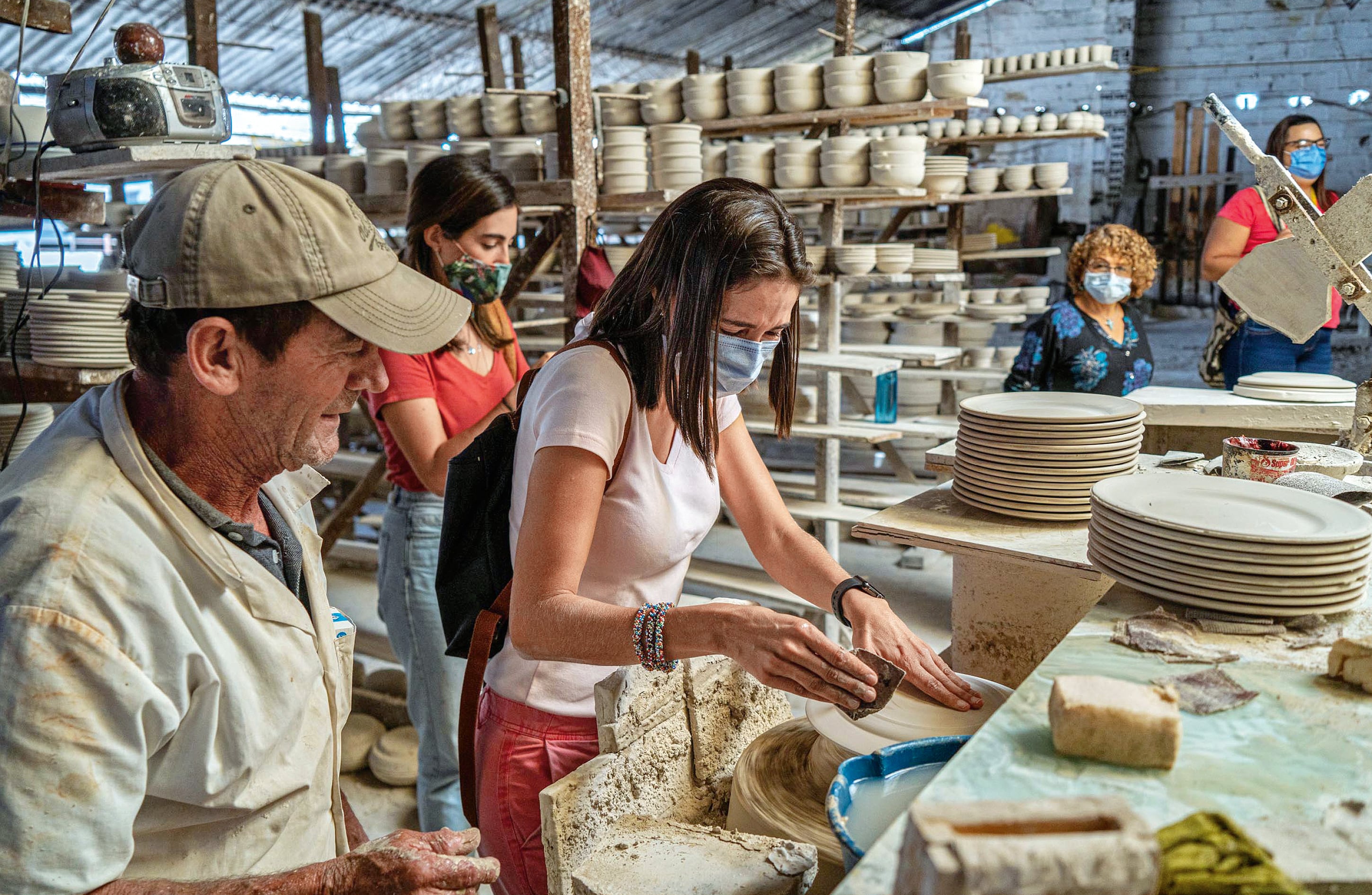 Por más de 120 años se ha preservado el arte de hacer cerámica moldeada y decorada a mano en el Carmen de Viboral