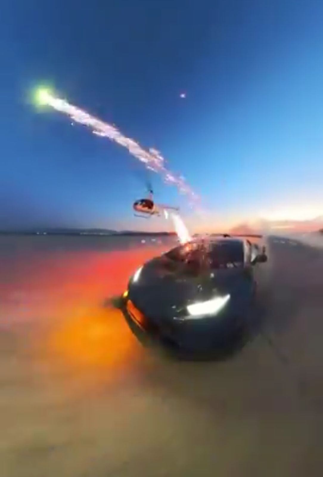 El video muestra a dos mujeres en un helicóptero disparando repetidamente fuegos artificiales al Lamborghini