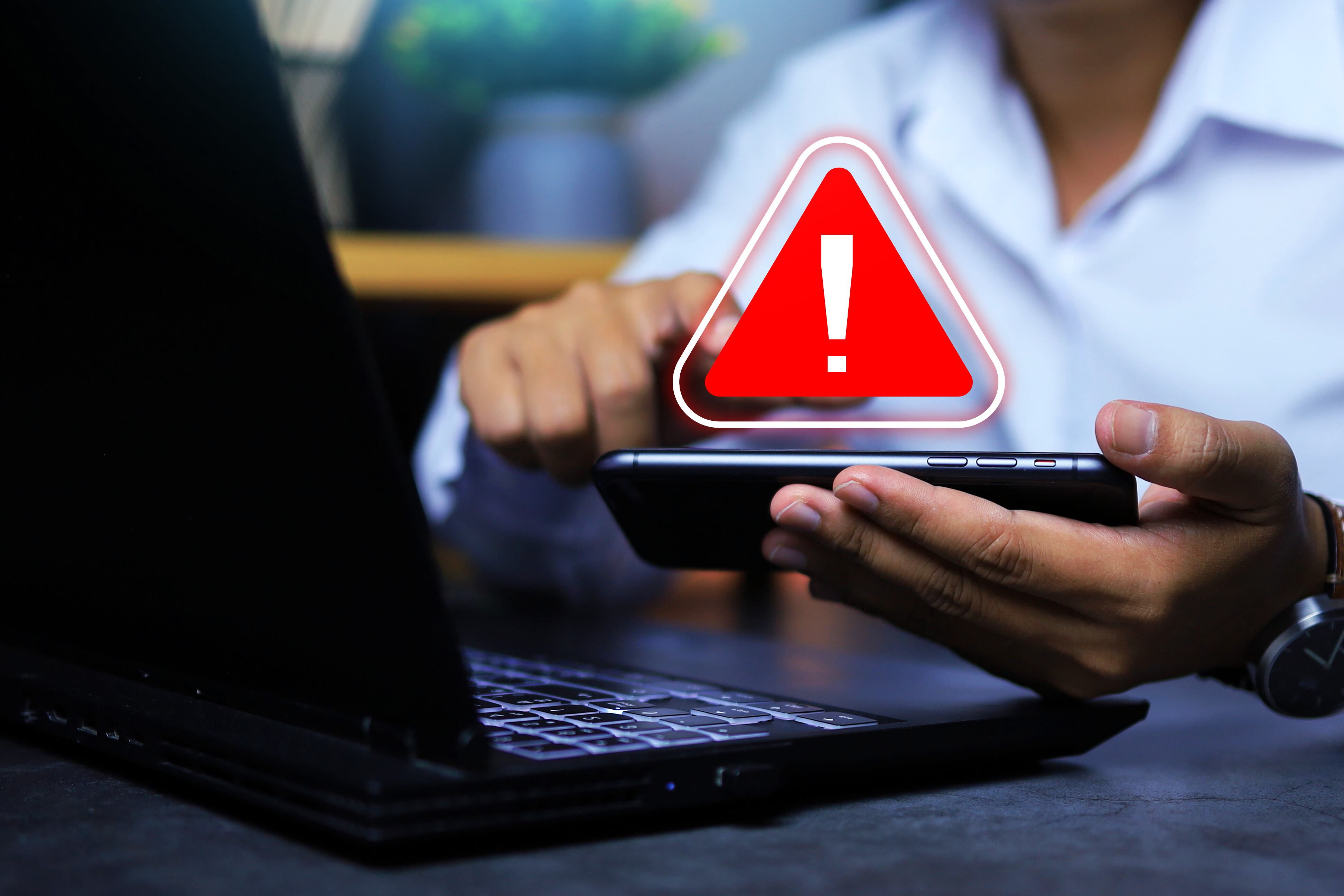 Para reducir el riesgo de instalar aplicaciones maliciosas, descárguelas siempre desde tiendas oficiales como Google Play o la App Store de Apple.