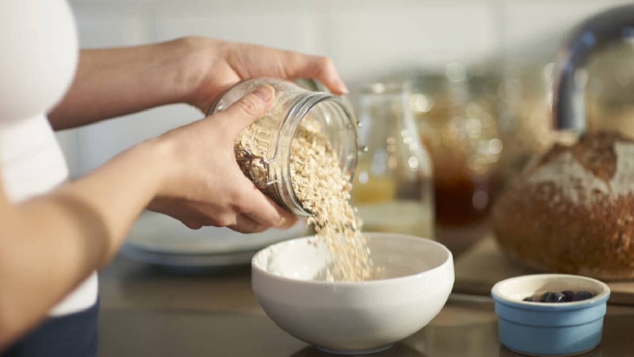 Expertos afirman que comer avena en las noches ayuda a relajar los músculos y disminuye la presión. Foto: Gettyimages.