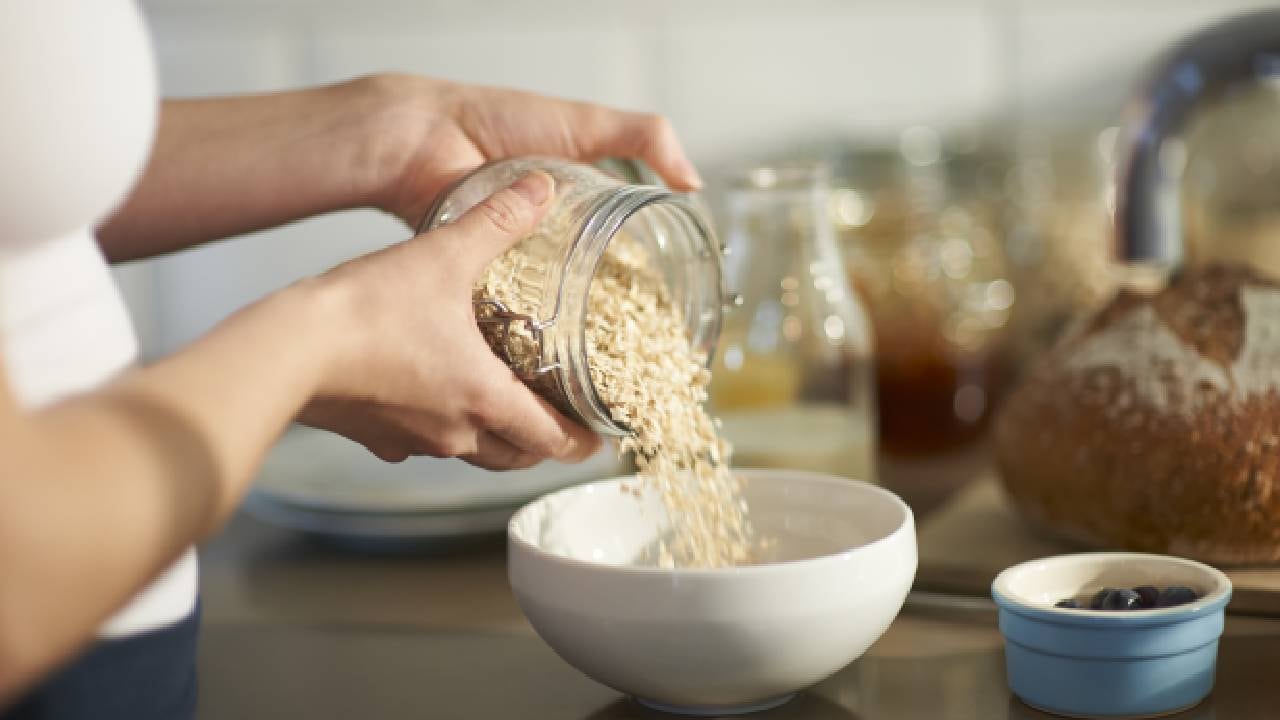 Expertos afirman que comer avena en las noches ayuda a relajar los músculos y disminuye la presión. Foto: Gettyimages.