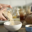 Expertos afirman que comer avena en las noches ayuda a relajar los músculos y disminuye la presión. Foto: Gettyimages.