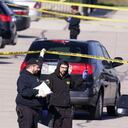 Las autoridades consultan en el lugar donde varias personas recibieron disparos en las instalaciones de FedEx Ground el viernes por la mañana temprano, 16 de abril de 2021 en Indianápolis. Un hombre armado mató a ocho personas e hirió a varias más antes de aparentemente quitarse la vida en un ataque nocturno en una instalación de FedEx cerca del aeropuerto de Indianápolis, dijo la policía, en el último de una serie de tiroteos masivos en los Estados Unidos después de una pausa relativa. durante la pandemia. Foto: AP / Michael Conroy.