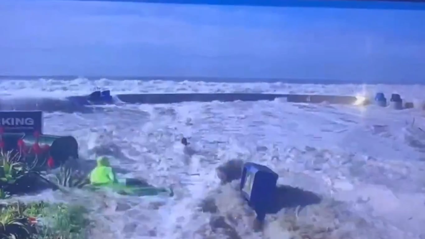 Enorme y aterradora ola golpea una playa de California, hiriendo a 8 personas.