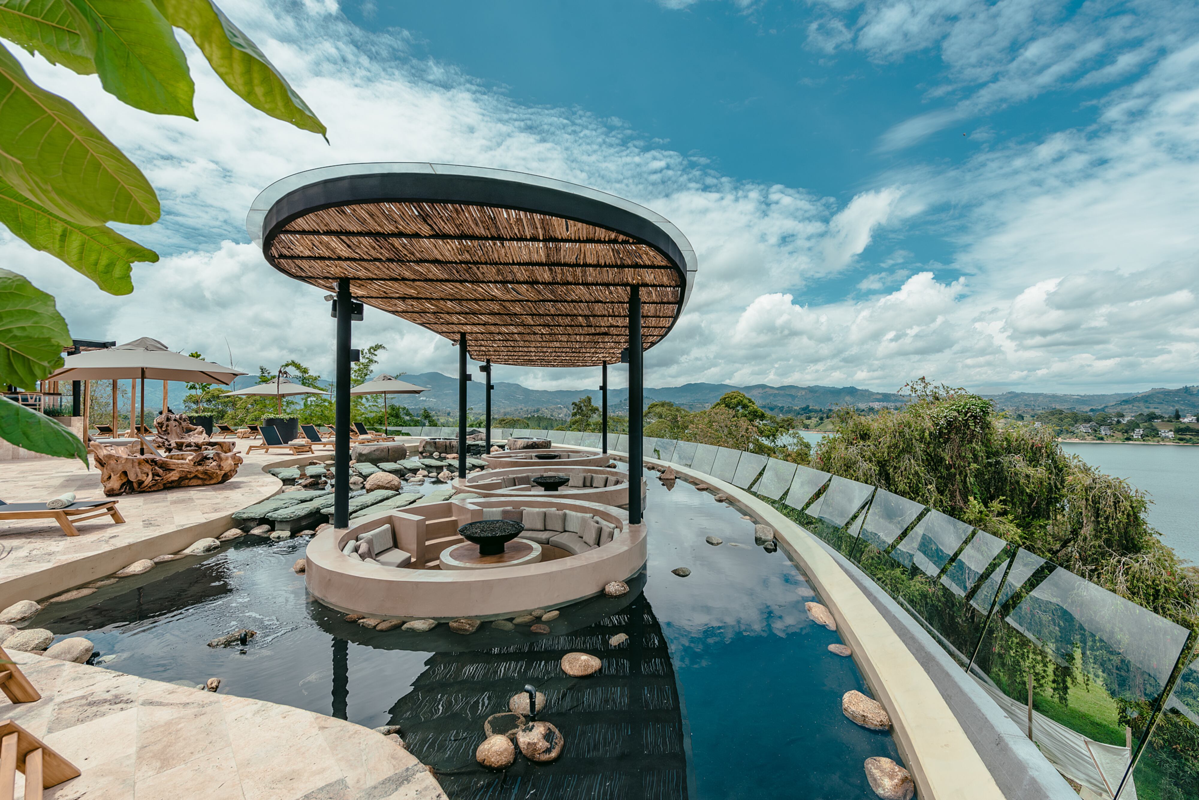 Los espacios de The Brown combinan naturaleza, relajación y lujo.