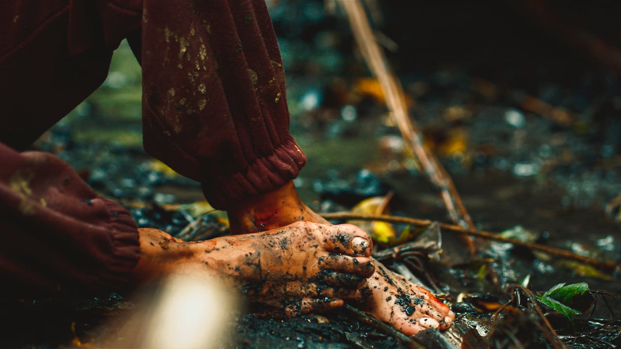 Los pies de Diana Turbay (interpretada con mucho corazón por Majida Issa), en un plano doloroso y diciente.