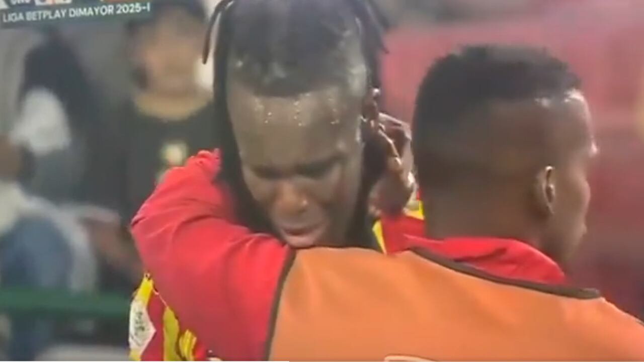 El hondureño Rubilio Castillo siendo consolado por Carlos Darwin Quintero