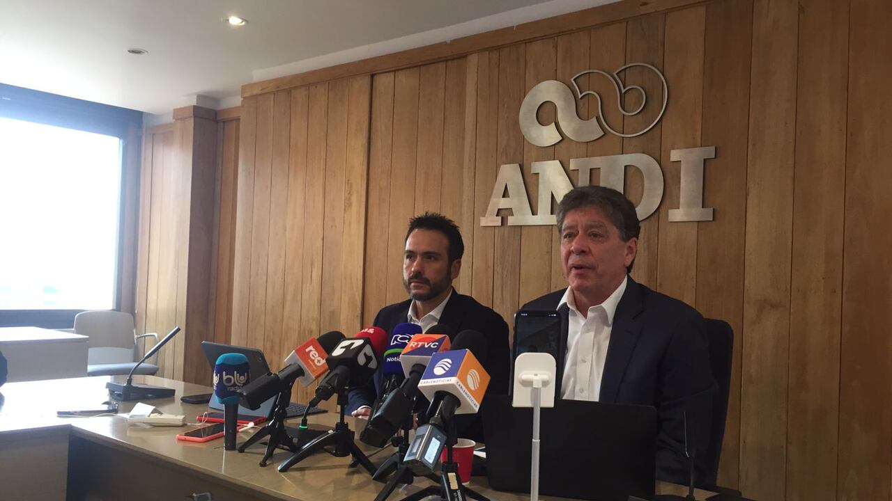 Mauricio Orozco, gerente de Invamer, y Bruce Mac Master, presidente de la Andi.