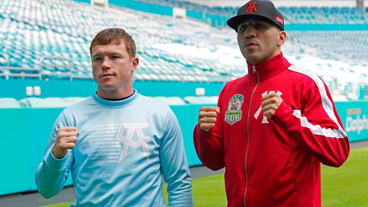 Los boxeadores Saul "Canelo" Álvarez, izquierda, y Avni Yildirim posan para fotos en el Hard Rock Stadium, el lunes 22 de febrero de 2021, en Miami Gardens, Florida. Álvarez defenderá sus títulos de peso súper mediano del CMB y AMB contra Yildirim el sábado. (Foto AP / Marta Lavandier)