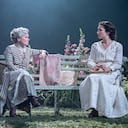 Desde el Garrick Theatre de Londres, ‘La profesión de la Sra. Warren’ ostenta a Imelda Staunton como la Sra Kitty Warren y su hija Bessie Carter como Vivie Warren.