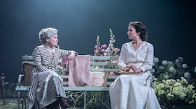 Desde el Garrick Theatre de Londres, ‘La profesión de la Sra. Warren’ ostenta a Imelda Staunton como la Sra Kitty Warren y su hija Bessie Carter como Vivie Warren.
