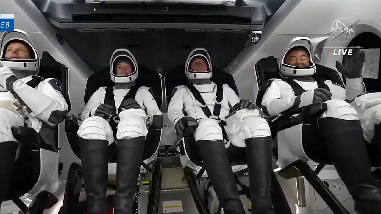 El astronauta de la ESA (Agencia Espacial Europea) Thomas Pesquet, los astronautas de la NASA Megan McArthur y Shane Kimbrough, y el astronauta de la Agencia de Exploración Aeroespacial de Japón (JAXA) Akihiko Hoshide, dentro de la cápsula en la plataforma de lanzamiento del Complejo 39A, antes de la misión Crew-2, el 23 de abril de 2021, en el Centro Espacial Kennedy de la NASA en Florida. Foto: NASA TV / AFP.