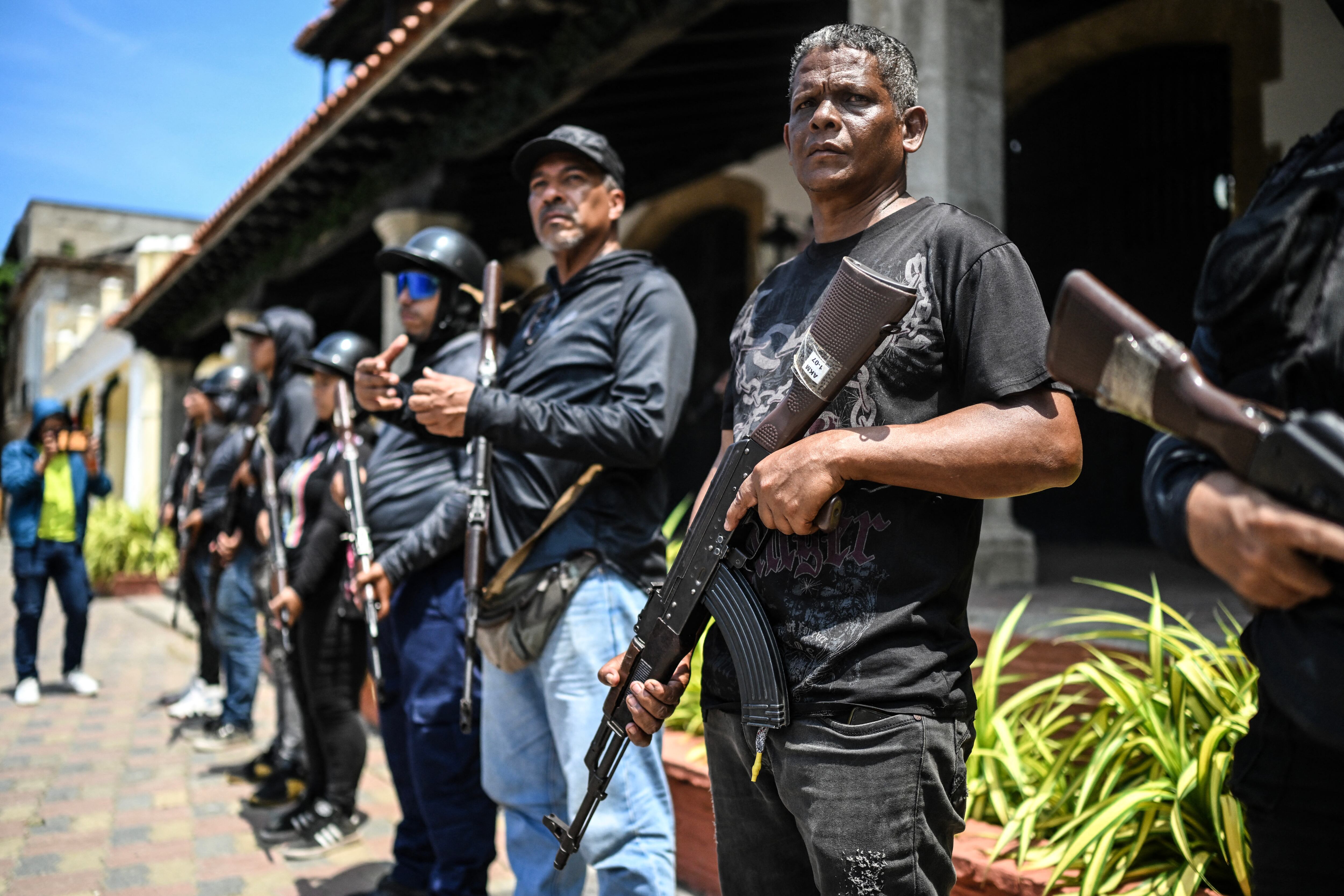 Temeroso de que el conflicto con el Gobierno de los Estados Unidos escale hasta una eventual acción armada en tierra venezolana, el presidente Nicolás Maduro ha invitado a la población civil a tomar armas.