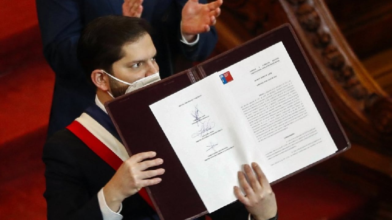 Boric cuando recibió el proyecto de nueva Constitución y firmó un decreto que convoca al plebiscito que consultará a más de 15 millones de electores si aprueba o rechaza la nueva carta magna.
