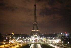 La torre Eiffel es el sitio turístico más romantico en el continente europeo.