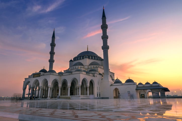 Sharjah Grand Mosque is one of fantastic Islamic architectures in Sharjah, United Arab Emirates which attracts the tourists lately.